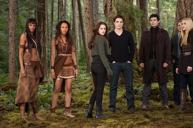 Twilight sága: Rozbřesk - 2. část - Z filmu - Judith Shekoni, Tracey Heggins, Kristen Stewart, Robert Pattinson, Christian Camargo