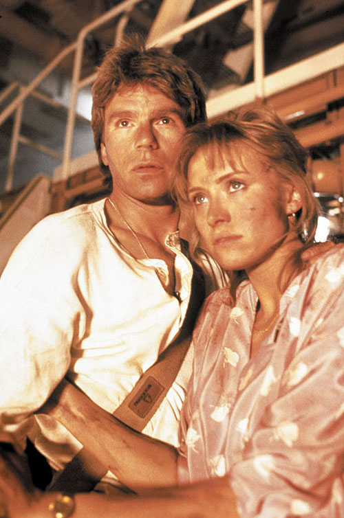 MacGyver - Pilot - Z filmu - Richard Dean Anderson, Darlanne Fluegel