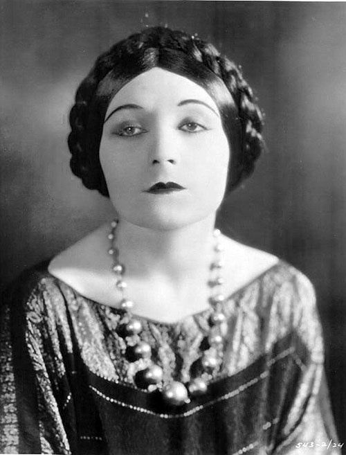 East of Suez - Z filmu - Pola Negri