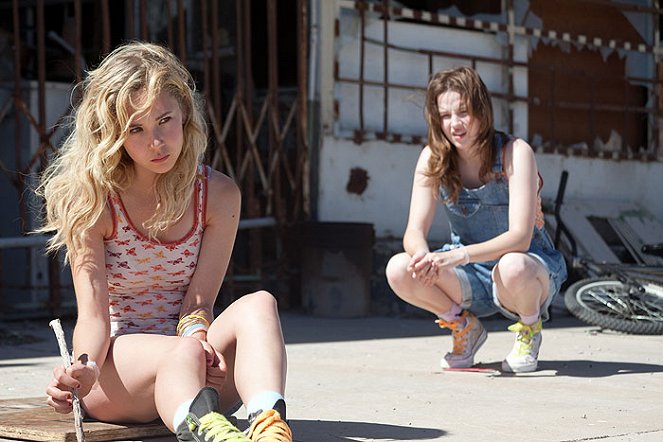 Ptáčata - Z filmu - Juno Temple, Kay Panabaker