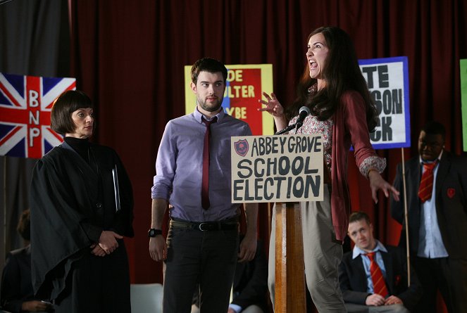 Mizerná výchova - Politics - Z filmu - Michelle Gomez, Jack Whitehall, Sarah Solemani