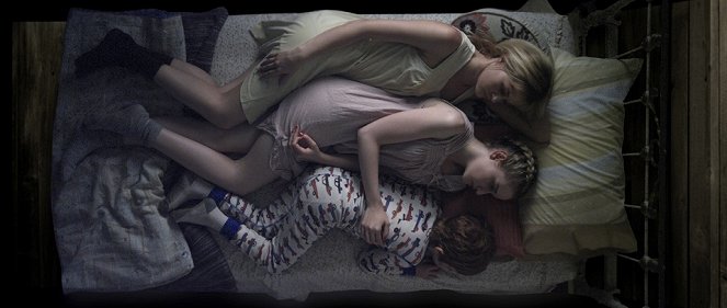 Takoví jsme - Z filmu - Ambyr Childers, Julia Garner