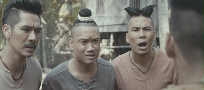 Pee Mak - Z filmu - Kantapat Permpoonpatcharasuk, Wiwat Kongrasri, Pongsatorn Jongwilak