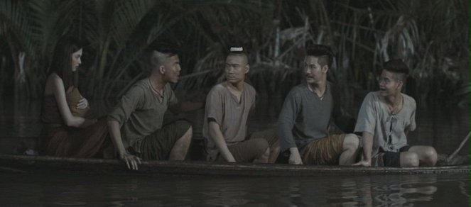 Pee Mak - Z filmu - Davika Hoorne, Pongsatorn Jongwilak, Wiwat Kongrasri, Kantapat Permpoonpatcharasuk, Nattapong Chartpong