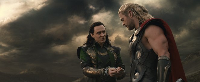 Thor: Temný svět - Z filmu - Tom Hiddleston, Chris Hemsworth