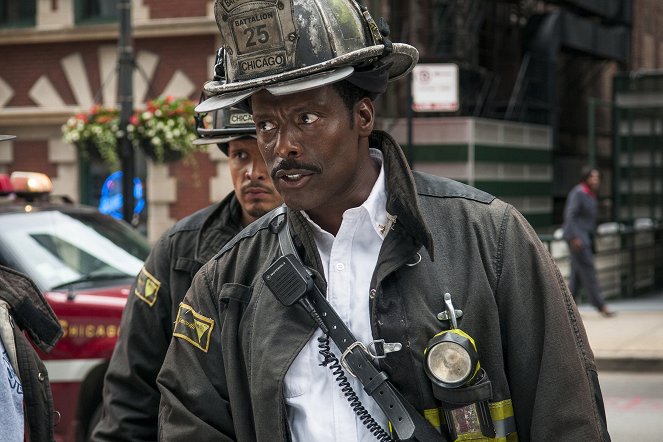 Chicago Fire - Season 1 - Láska neumírá - Z filmu - Joe Minoso, Eamonn Walker