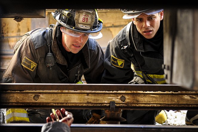 Chicago Fire - Těžké rozhodnutí - Z filmu - Jesse Spencer, Charlie Barnett