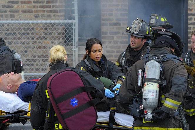 Chicago Fire - Season 1 - Život není fér - Z filmu - Monica Raymund, Taylor Kinney
