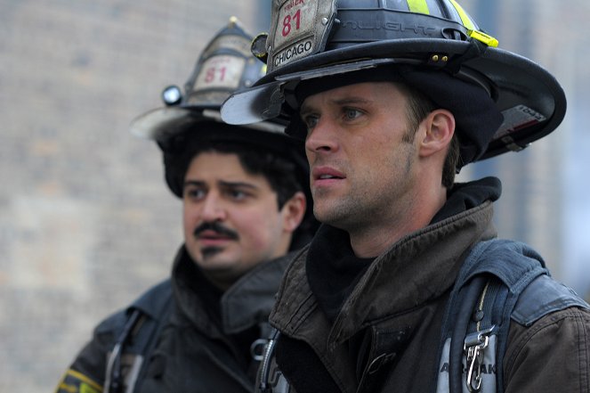 Chicago Fire - Season 1 - Život není fér - Z filmu - Yuriy Sardarov, Jesse Spencer