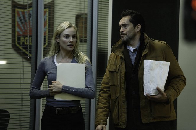 The Bridge - Z filmu - Diane Kruger, Demián Bichir