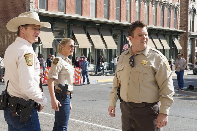 Drsný šerif - Election Day - Z filmu - Bailey Chase, Katee Sackhoff, Adam Bartley