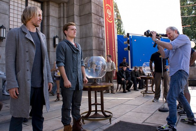 Hunger Games: Vražedná pomsta - Z natáčení - Woody Harrelson, Josh Hutcherson, Francis Lawrence