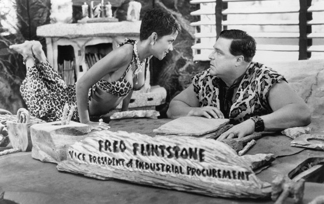 Flintstoneovi - Z filmu - Halle Berry, John Goodman
