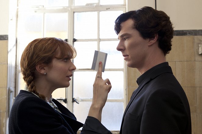 Sherlock - Série 2 - Reichenbašský pád - Z filmu - Katherine Parkinson, Benedict Cumberbatch
