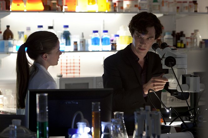 Sherlock - Série 2 - Reichenbašský pád - Z filmu - Louise Brealey, Benedict Cumberbatch
