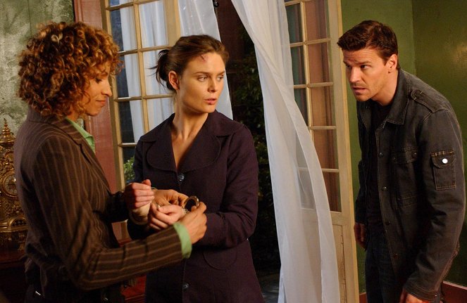 Sběratelé kostí - Muž v márnici - Z filmu - Michelle Hurd, Emily Deschanel, David Boreanaz