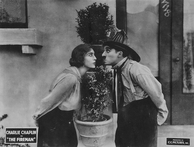 Chaplin hasičem - Z filmu - Edna Purviance, Charlie Chaplin