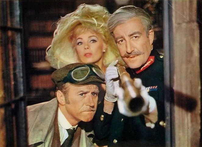 Cyril Cusack, Dany Robin, Peter Sellers