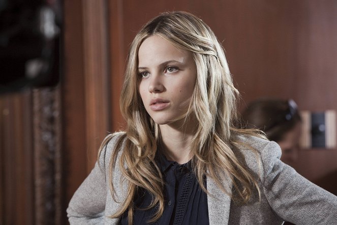 Stav ohrožení - We Were Supposed to Help Each Other - Z filmu - Halston Sage