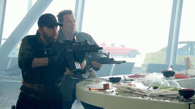 Expendables: Postradatelní 2 - Z filmu - Chuck Norris, Arnold Schwarzenegger