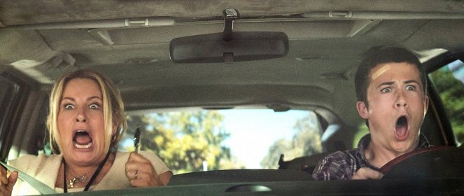 Alexandr a jeho opravdu hodně špatný a příšerně blbý den - Z filmu - Jennifer Coolidge, Dylan Minnette