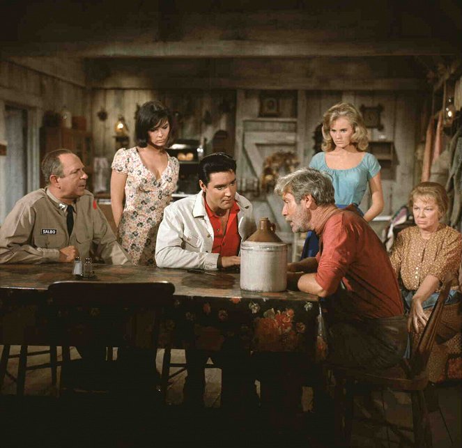 Jack Albertson, Yvonne Craig, Elvis Presley, Arthur O'Connell, Glenda Farrell