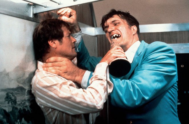 Špion, který mě miloval - Z filmu - Roger Moore, Richard Kiel