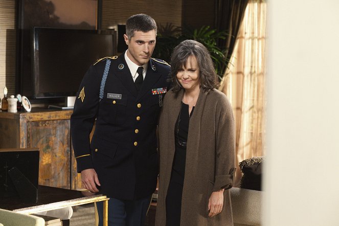 Bratři a sestry - Série 5 - Návrat domů - Z filmu - Dave Annable, Sally Field