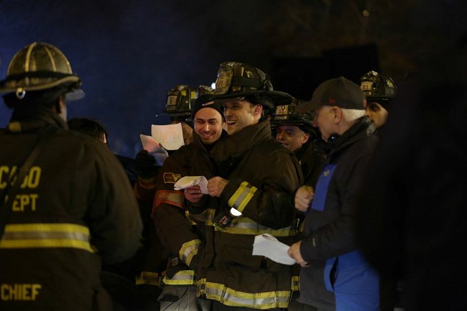 Chicago Fire - Těžká váha - Z natáčení - Taylor Kinney, Jesse Spencer
