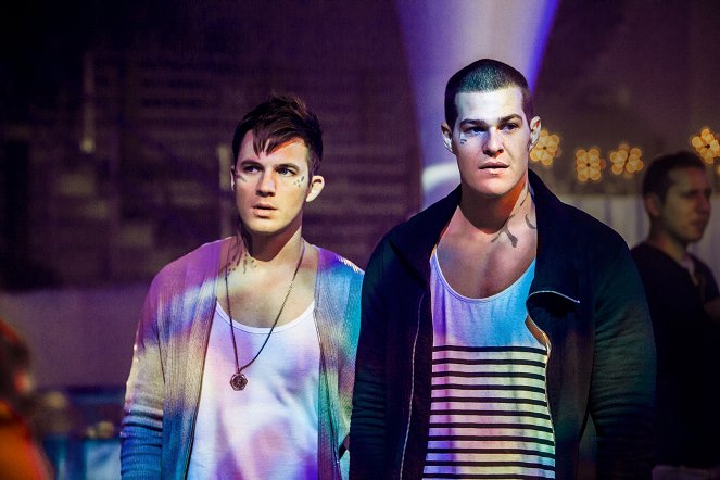 Láska ve hvězdách - Give Me a Torch - Z filmu - Matt Lanter, Greg Finley