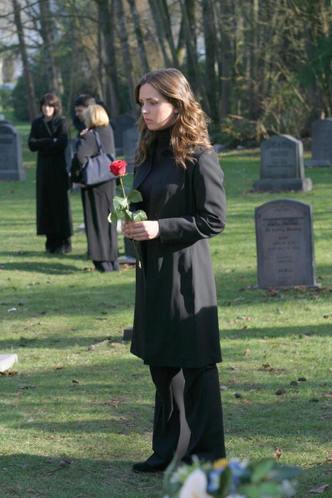 Volání mrtvých - Série 1 - Two Weddings and a Funeral - Z filmu - Eliza Dushku