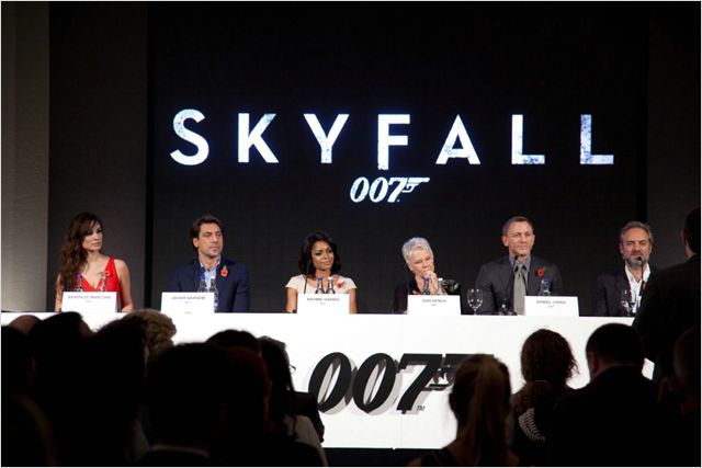 Skyfall - Z akcí - Bérénice Marlohe, Javier Bardem, Naomie Harris, Judi Dench, Daniel Craig, Sam Mendes