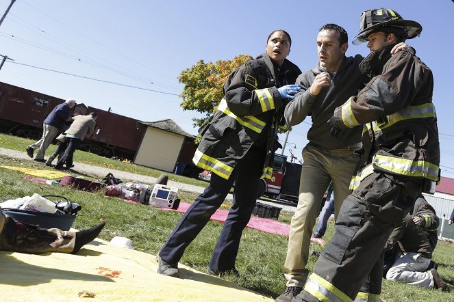 Chicago Fire - Žádná lítost - Z filmu - Monica Raymund, Jesse Spencer