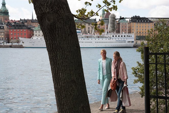Vítejte ve Švédsku - Série 1 - Je třeba zapadnout - Z filmu - Josephine Bornebusch, Hanna Alström