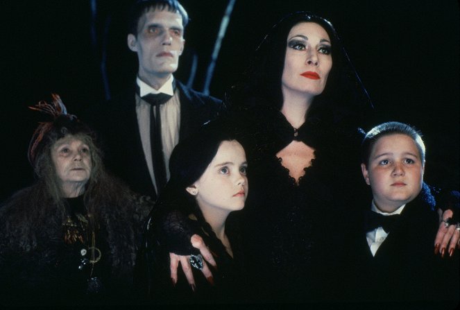 Addamsova rodina - Z filmu - Judith Malina, Carel Struycken, Christina Ricci, Anjelica Huston, Jimmy Workman