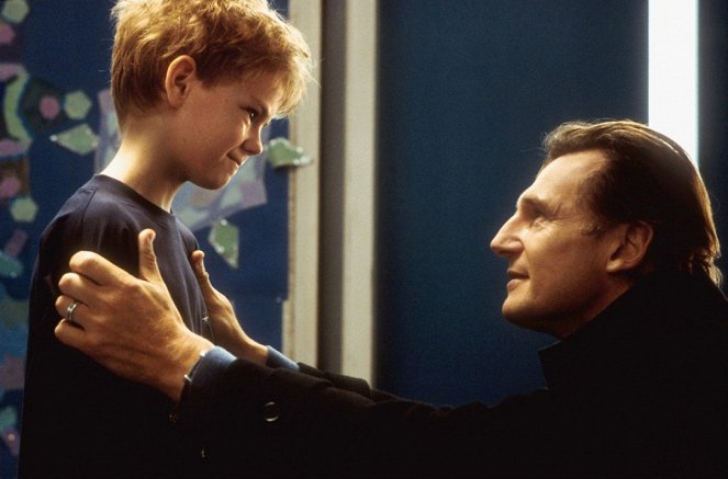 Láska nebeská - Z filmu - Thomas Brodie-Sangster, Liam Neeson