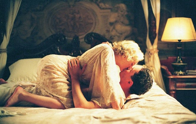 Vějíř lady Windermerové - Z filmu - Scarlett Johansson, Mark Umbers