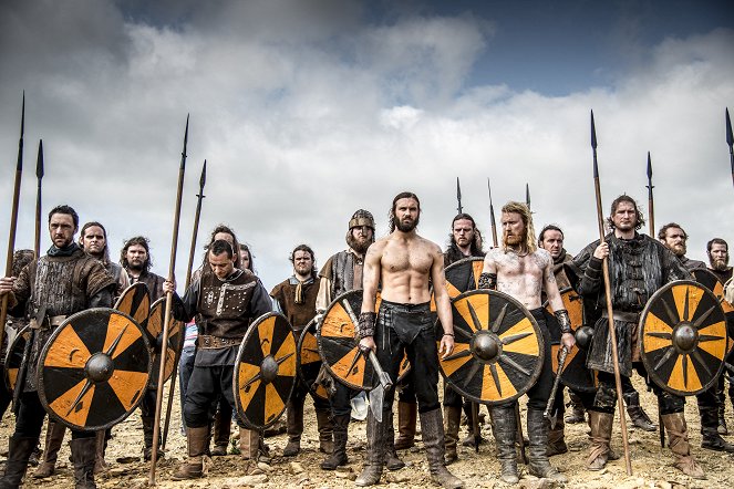 Vikingové - Série 2 - Válka bratrů - Z filmu - Clive Standen, Thorbjørn Harr