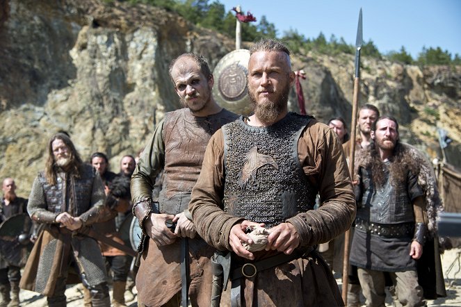 Vikingové - Série 2 - Válka bratrů - Z filmu - Gustaf Skarsgård, Travis Fimmel