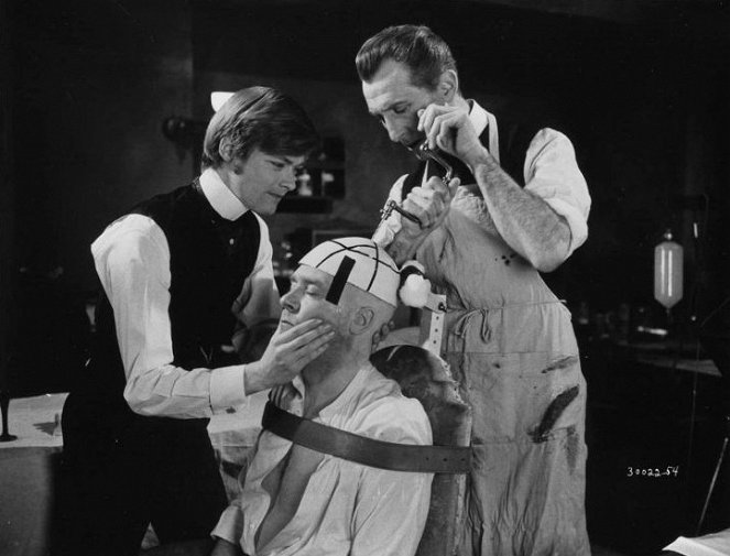 Frankenstein Must Be Destroyed - Z filmu - Simon Ward, Peter Cushing