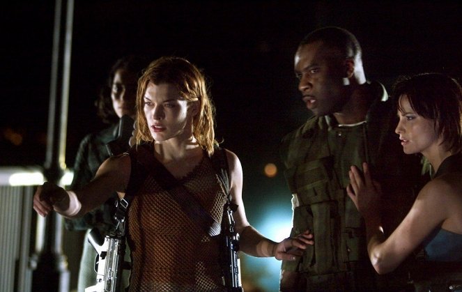 Resident Evil: Apokalypsa - Z filmu - Sandrine Holt, Milla Jovovich, Razaaq Adoti, Sienna Guillory