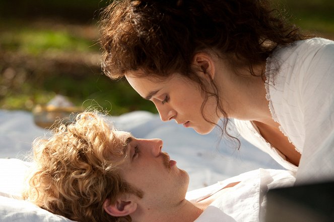 Anna Karenina - Z filmu - Aaron Taylor-Johnson, Keira Knightley