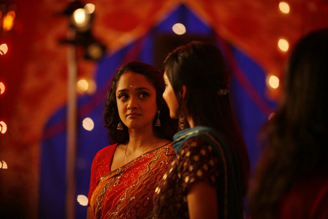 Haló, tady Indie - Rajiv Ties the Baraat: Part 1 - Z filmu - Anisha Nagarajan, Rebecca Hazlewood