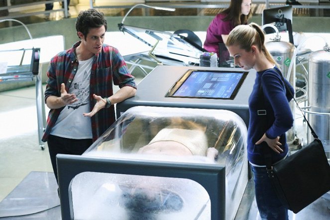 Stitchers - Season 1 - A Stitch in Time - Z filmu - Kyle Harris, Emma Ishta