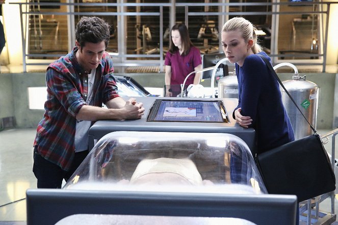 Stitchers - Season 1 - A Stitch in Time - Z filmu - Kyle Harris, Emma Ishta