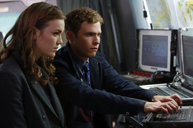 Agenti S.H.I.E.L.D. - Kdo se dívá - Z filmu - Elizabeth Henstridge, Iain De Caestecker
