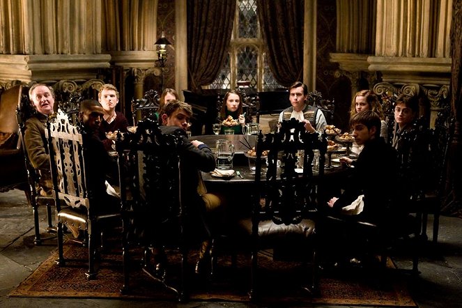 Harry Potter a Princ dvojí krve - Z filmu - Jim Broadbent, Louis Cordice, Freddie Stroma, Matthew Lewis, Emma Watson, Daniel Radcliffe