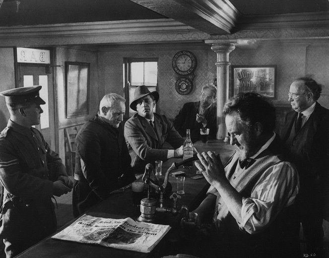 Trevor Howard, Robert Mitchum, Leo McKern