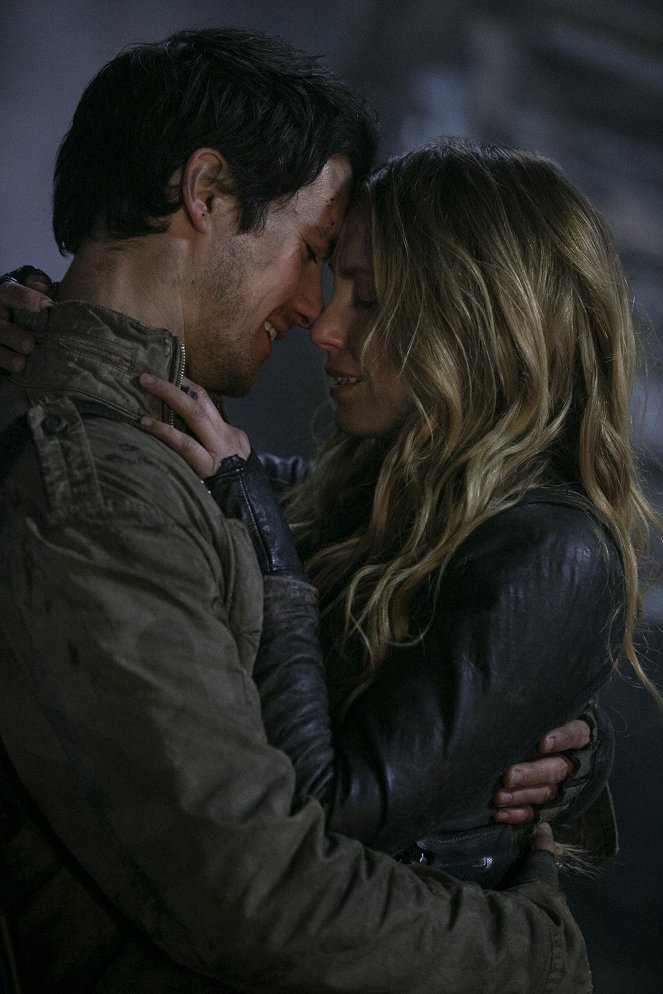 Falling Skies - A Thing with Feathers - Z filmu - Drew Roy, Sarah Carter