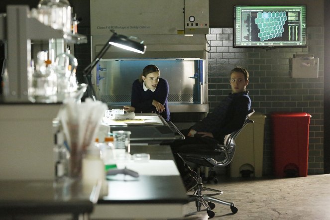 Agenti S.H.I.E.L.D. - Těžká je hlava - Z filmu - Elizabeth Henstridge, Iain De Caestecker